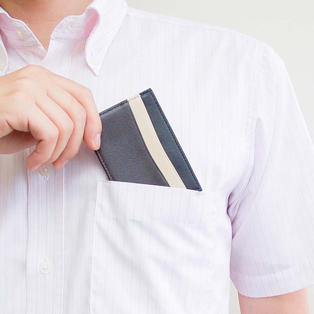 スリムパスケース（横型） - スリムなフォルムで、ポケットや鞄からさっと取り出せます。オーダーメイドなため、落ち着いた雰囲気やポップな色合いを表現できます。アイデア次第でおしゃれにもかわいくも演出可能です。