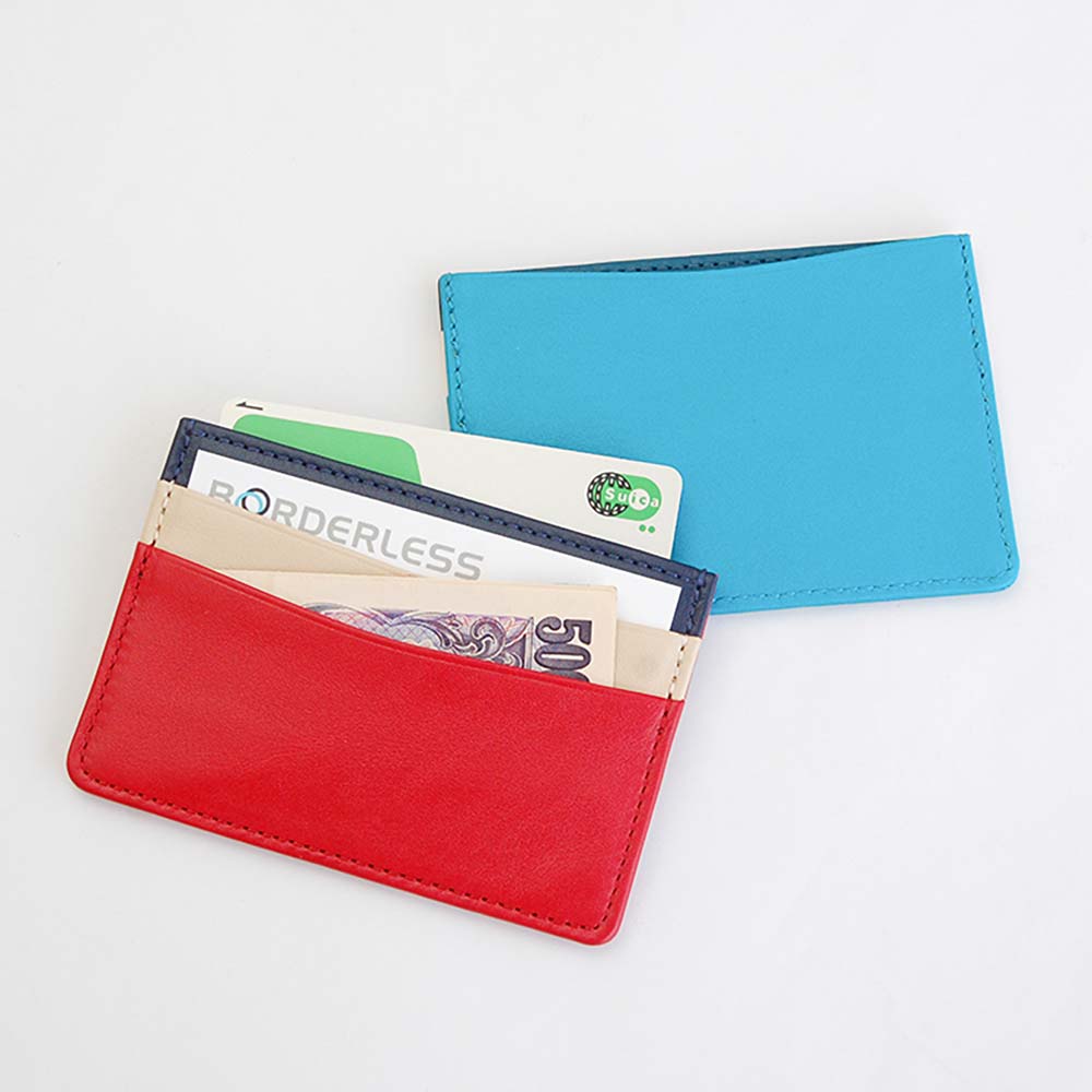 スリムパスケース（横型） - 3つのフリーポケットがついているため、お札をたたんで入れたり、小さな名刺入れとしても使用可能。