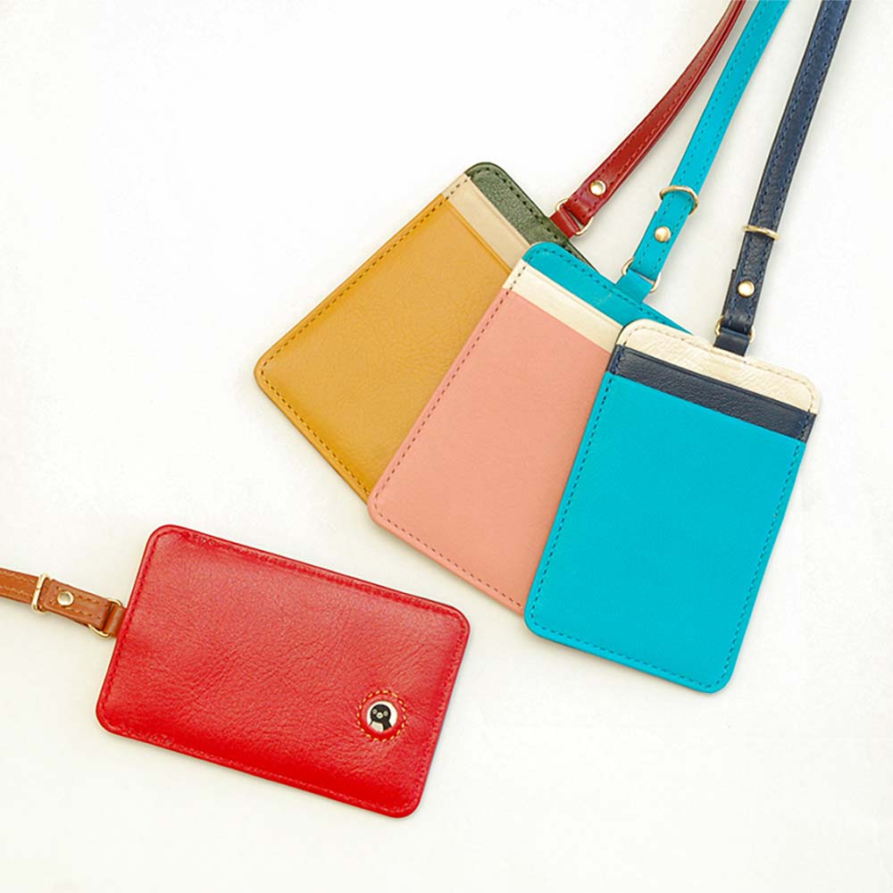 ストラップ付きパスケース(Suica用) - 丸い穴からSuicaペンギンの顔が見えるかわいらしいレザーパスケース。オーダーメイドなため、アイデア次第でおしゃれにもかわいくも演出可能です。