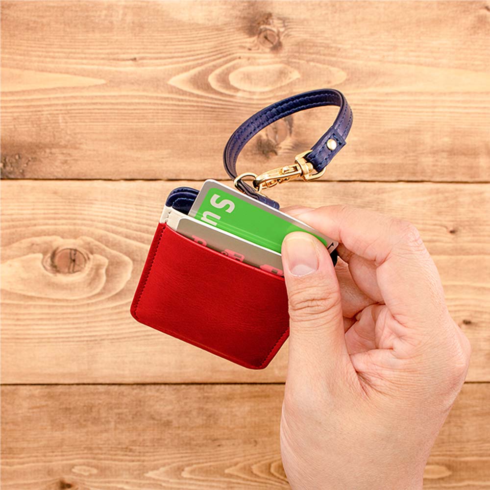 ストラップ付きパスケース(Suica用) - カードを3枚入れても取り出しやすいよう余裕を持った仕様になっています。