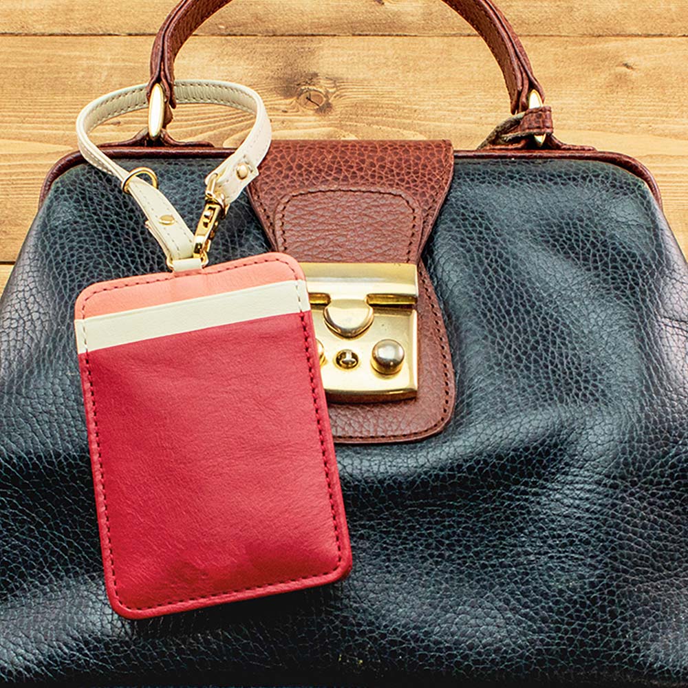 ストラップ付きパスケース(Suica用) - ストラップの長さは好みに合わせて調節できます。バッグにつけることができるため、定期入れとして最適です。