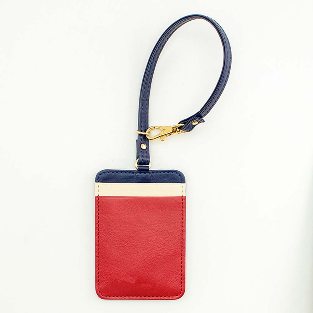 ストラップ付きパスケース - 高級感溢れるゴールドの金具を使用。シンプルなデザインながら、一つひとつハンドメイドで製作した革小物は、メンズ・レディースを問わずプレゼントやギフトに最適です。