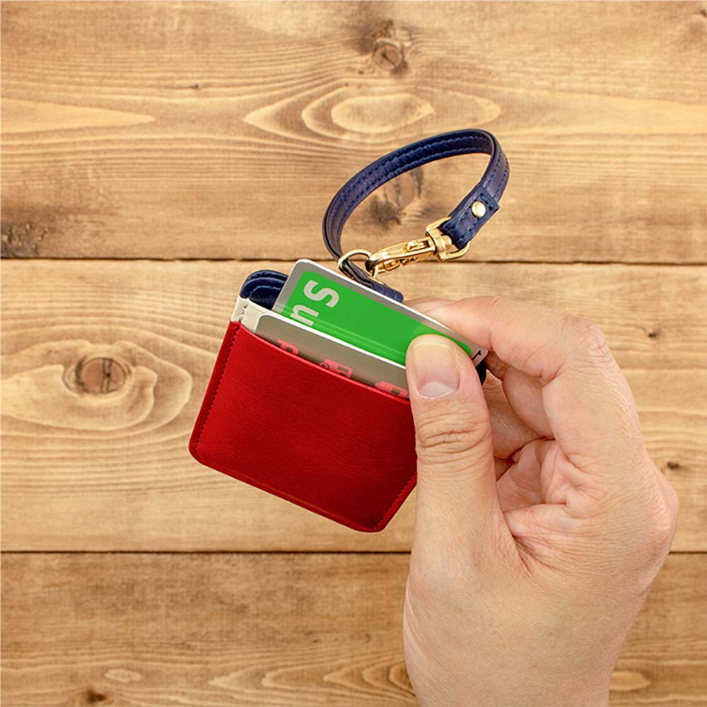 ストラップ付きパスケース - 上質なレザーを感じられるシンプルなレザーパスケース。カードを3枚入れても取り出しやすいよう余裕を持った仕様になっています。