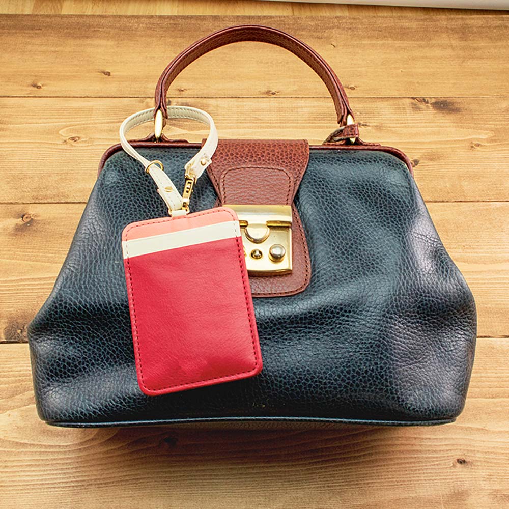 ストラップ付きパスケース - ストラップの長さは好みに合わせて調節できます。バッグにつけることができるため、定期入れとして最適です。