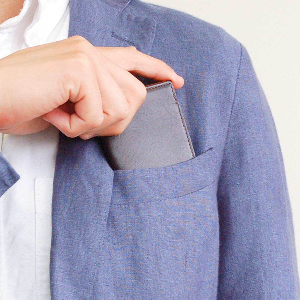 ２つ折りパスケース - スリムなフォルムで、ポケットや鞄からさっと取り出せます。