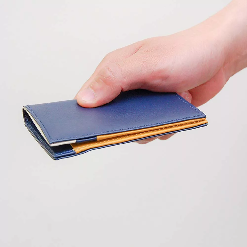2つ折りパスケース - 本革ならではの上品な質感と厚み(6mm)があります。しっとりと手になじむ革小物です。