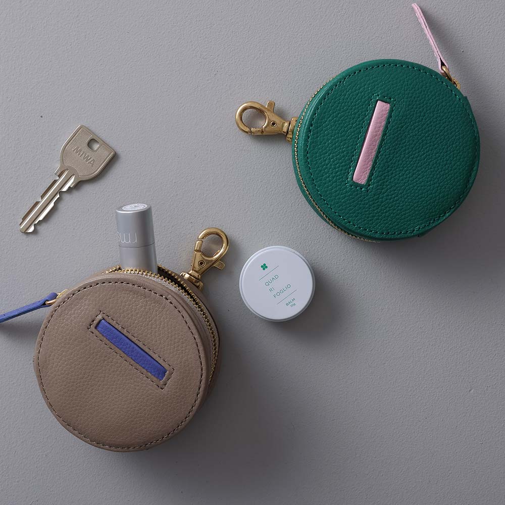 マカロンミニポーチ - リップ・口紅・パウダーなどちょっと持ち歩きたいメイク道具を入れるのもいいですし、鍵や小銭・イヤホン入れにもぴったりです。