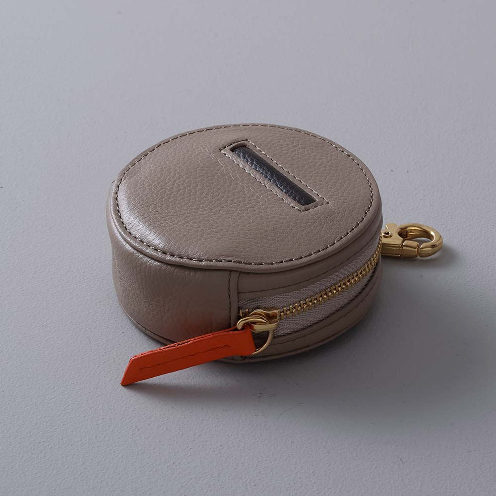 マカロンミニポーチ - 4か所(外側3か所、内側1か所)のカラーカスタマイズが可能です。引手やポケットなどに差し色を入れて好きなカラーを楽しめるのは、オーダーメイドならでは。