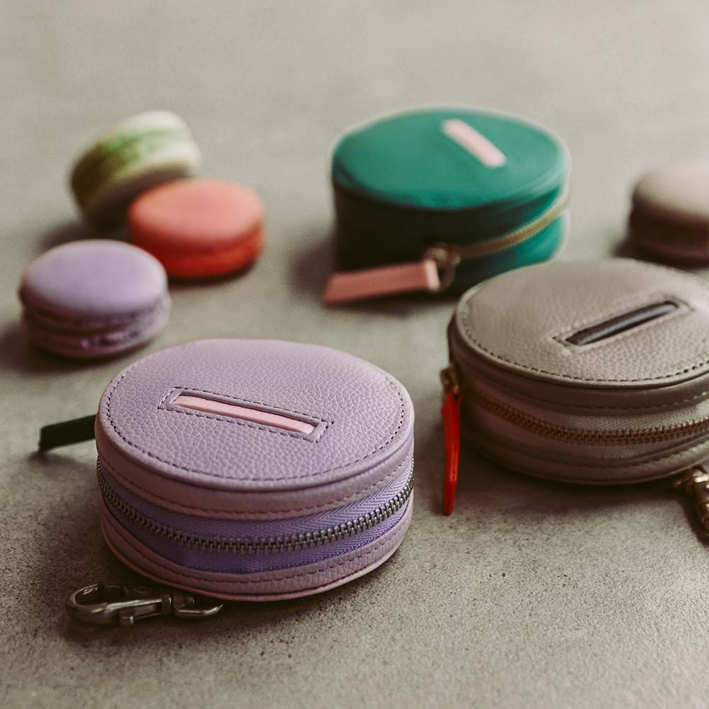 マカロンミニポーチ - マカロンのようなころんとしたフォルムが特徴的な本革ミニポーチ。ミニサイズでもマチがあるのでちょっとした物をいれるのにぴったり！ ユニセックスなデザインで名入れもできるため、プチギフトにもおすすめです