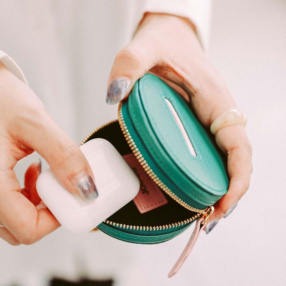 マカロンミニポーチ - ラウンドファスナーで大きく開くので出し入れしやすいのもポイント。