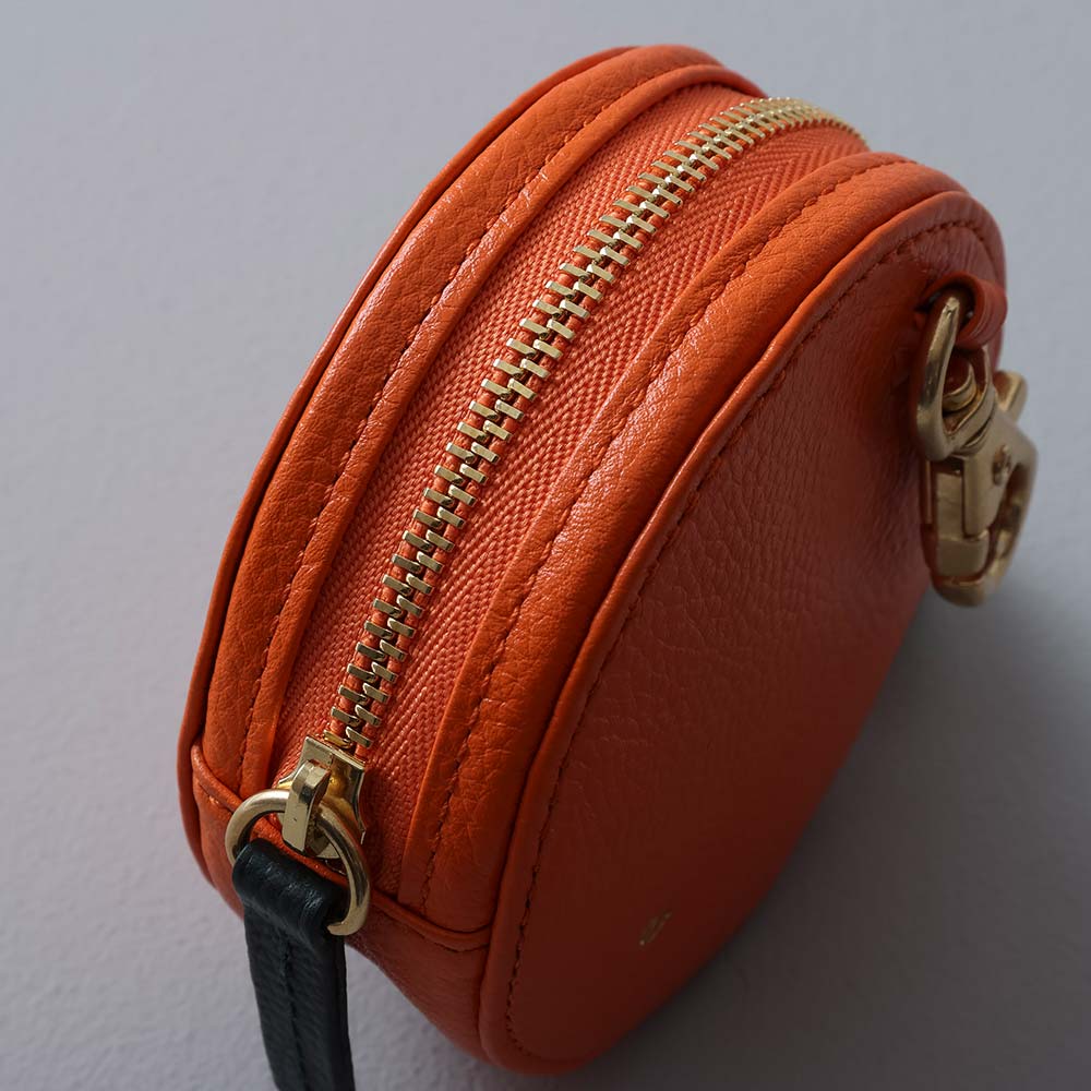 マカロンミニポーチ - ファスナーはスムーズな開閉が特徴のハイブランドにも使われいてる、高級EXCELLA®︎（エクセラ）を採用しました。一つひとつに入念な磨きをかけているため、美しさと滑らかな手触りを追求したファスナーです。