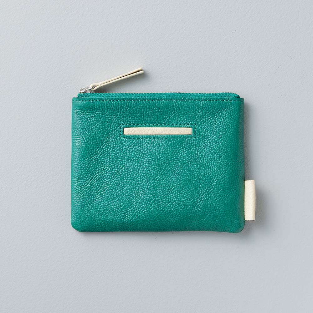 フラットレザーポーチＳ - 使用カラー：ヒイラギリーフ・アイボリーホワイト