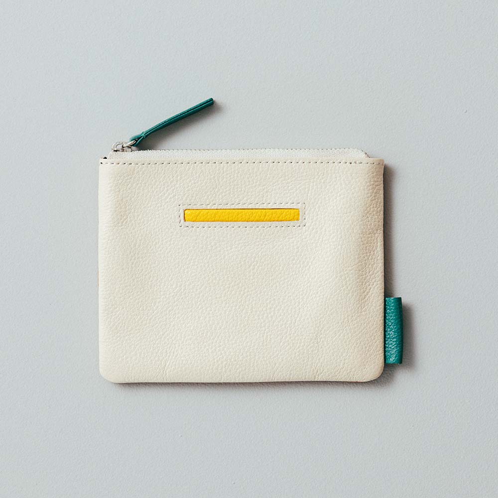 フラットレザーポーチＳ - ファスナーは表の革色に合わせています。