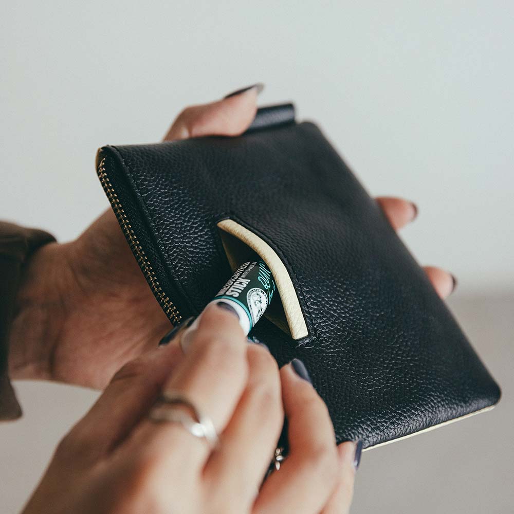 フラットレザーポーチＳ - 外側のアイコンポケットは横5.5cm × 深さ5.8cmです。薬などをいれるのにちょうど良い大きさです。