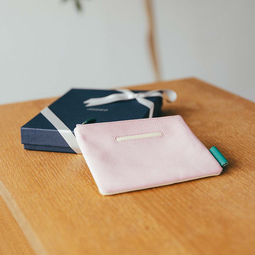 フラットレザーポーチＳ - プチギフトとしてもおすすめです。カスタマイズした世界に一つのプレゼントは喜ばれること間違いなし。