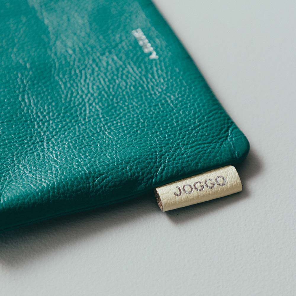 フラットレザーポーチＳ - ＪＯＧＧＯロゴはブランドタグの裏面に入ります。