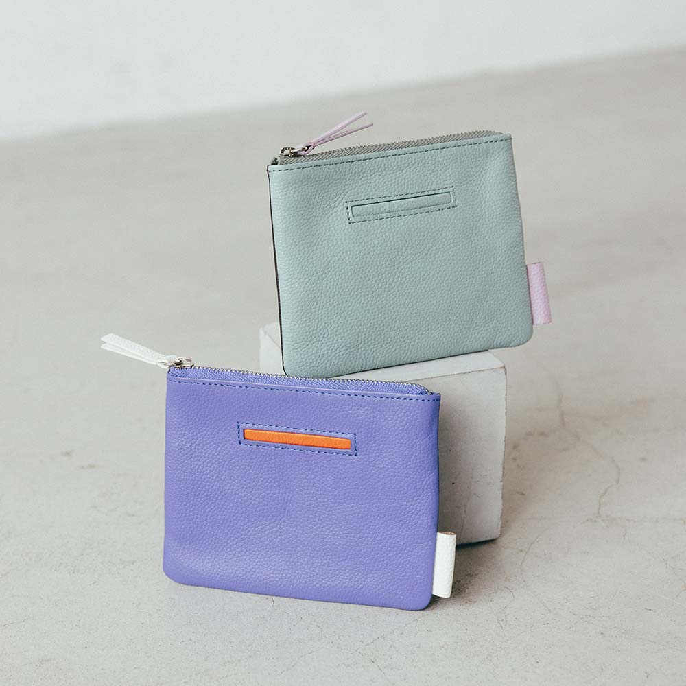 フラットレザーポーチＳ - 使いやすいシンプルなフォルムに、ポケットやタグがアクセントになっているフラットポーチのＳサイズ。職人が一つひとつハンドメイドで製作したポーチは、大切な人へのギフトや自分へのご褒美に最適です。