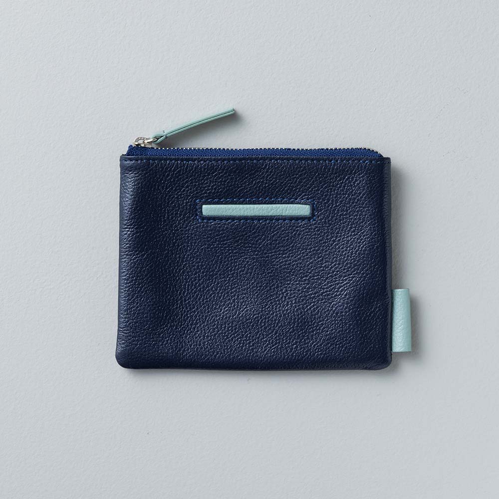 フラットレザーポーチＳ - 使用カラー：ミッドナイトネイビー・セージグリーン