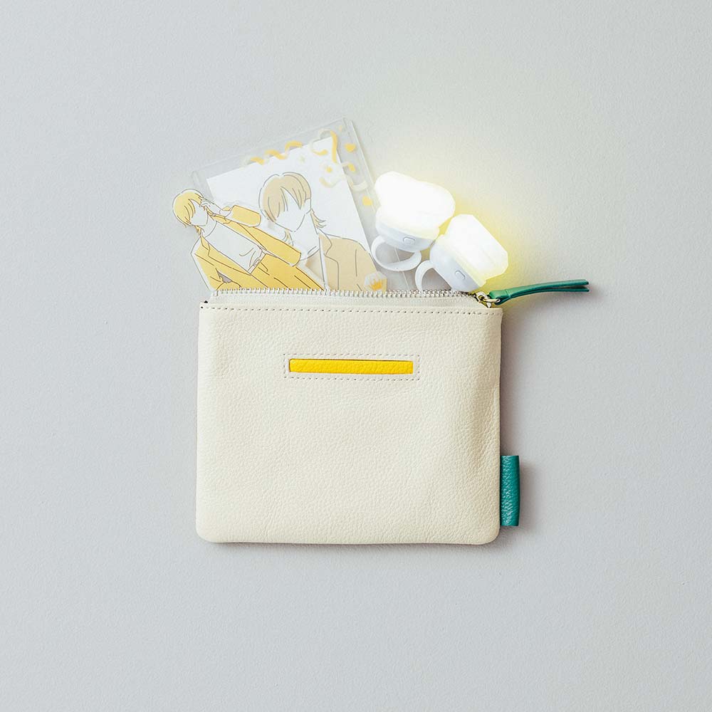 フラットレザーポーチＳ - リングライトやアクリルスタンドなど推し活グッズのポーチとしても重宝します。推しカラーでカスタマイズするのもおすすめです。