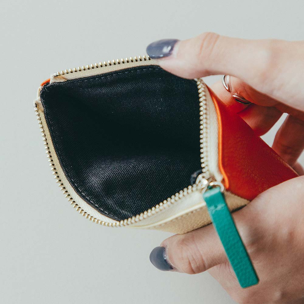 フラットレザーポーチＳ - 裏地の素材はコットンです。黒色のため汚れが目立ちにくくなっています。