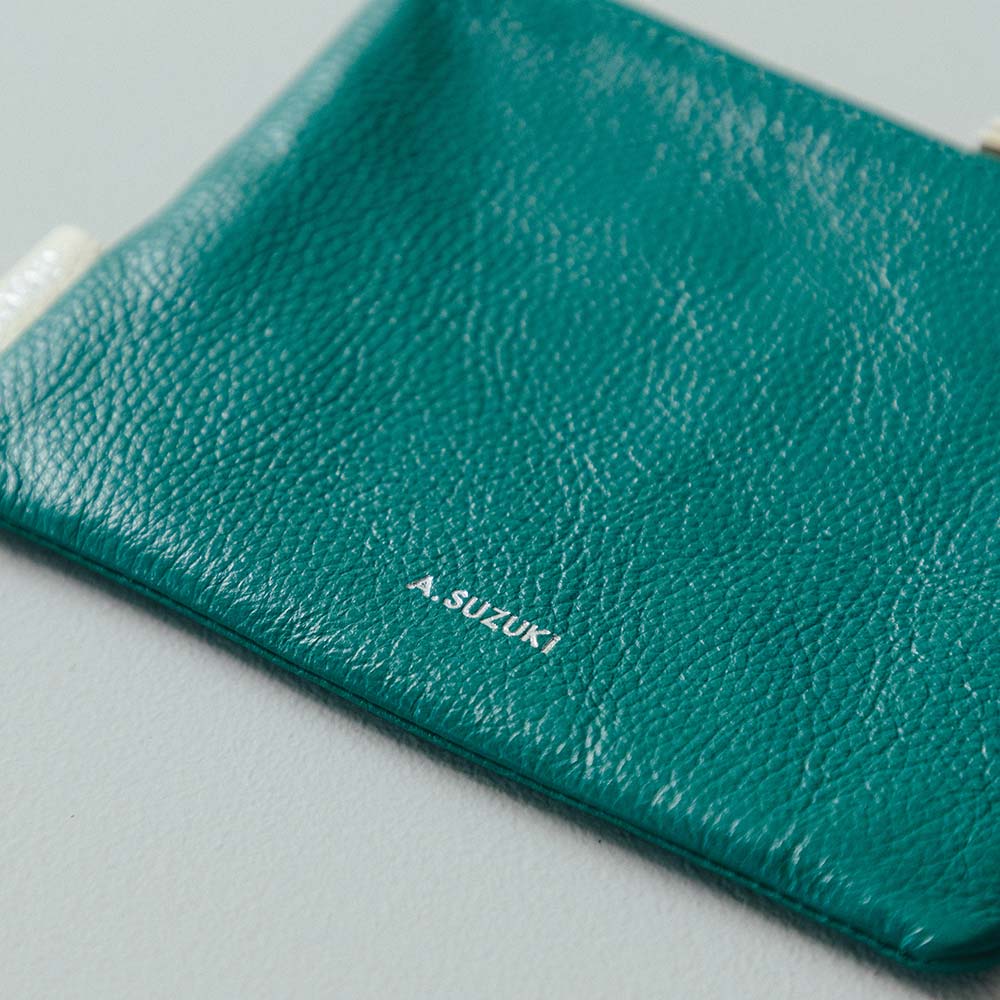 フラットレザーポーチＳ - 名入れは背面の下部に入ります。ワンポイントデザインにもなるので、名前以外にもイニシャルやラッキーナンバーを入れるのもおすすめです。