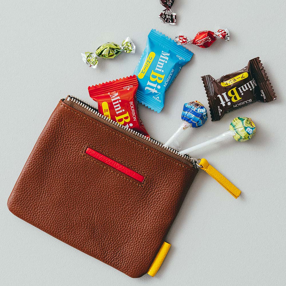 フラットレザーポーチＳ - 小腹がすいたときのおやつポーチにしてみても！？