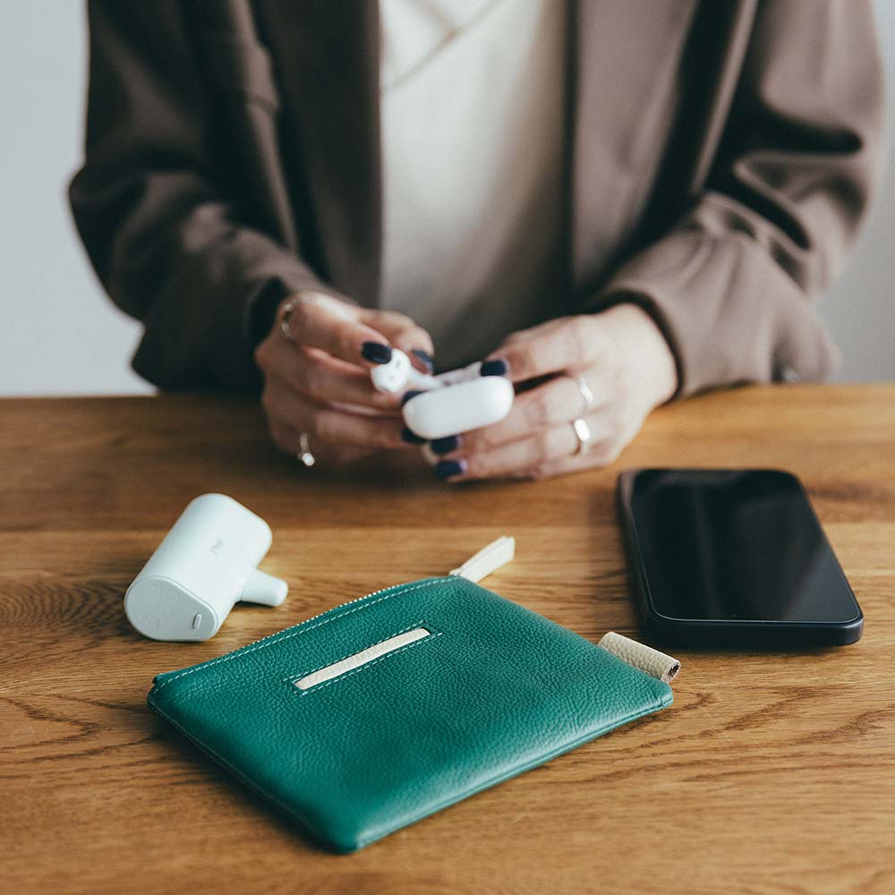 フラットレザーポーチＳ - イヤホンやモバイルバッテリーなどの小さめのガジェット類をまとめるのにも役立ちます。