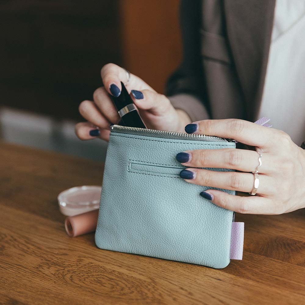 フラットレザーポーチＳ - リップ・口紅・パウダーなどちょっと持ち歩きたいメイク道具を入れたり、バッグの中で散らばりやすいものをまとめるのに便利なサイズのポーチです。