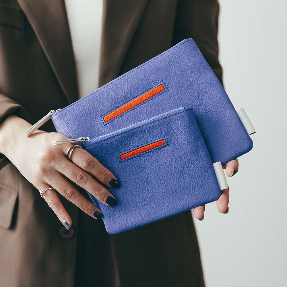 フラットレザーポーチＳ - 同じデザイン・機能でMサイズ(15.5cm×19cm)もあります。Sサイズ(11cm×13.5cm)と色を合わせて持つと統一感が出ます。