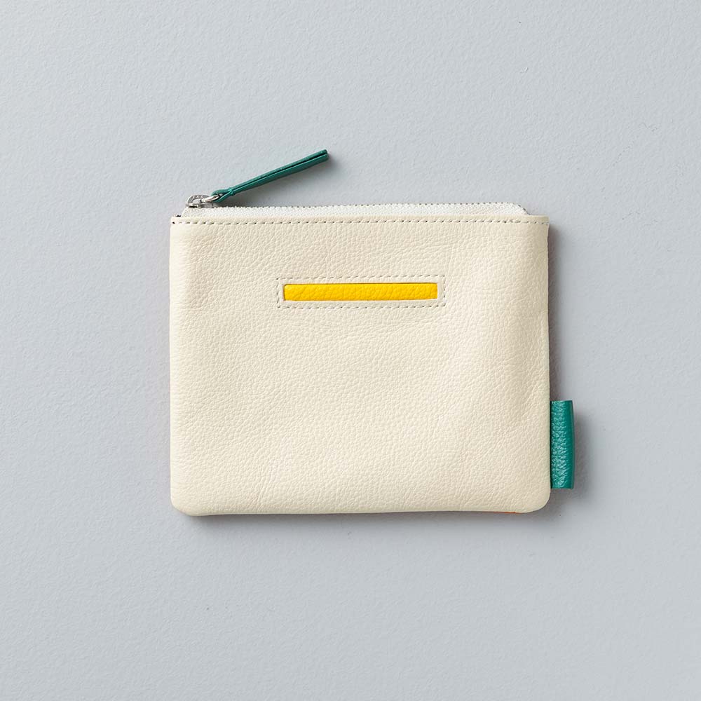 フラットレザーポーチＳ - 使用カラー：アイボリーホワイト・ヒイラギリーフ・ハニービー