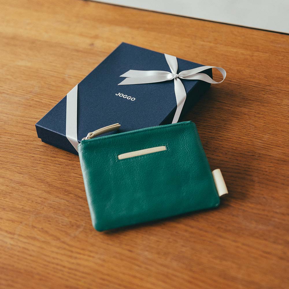 フラットレザーポーチＳ - ギフトオプションをご選択頂くと、シックなネイビーのボックスにお入れしてお届けします。