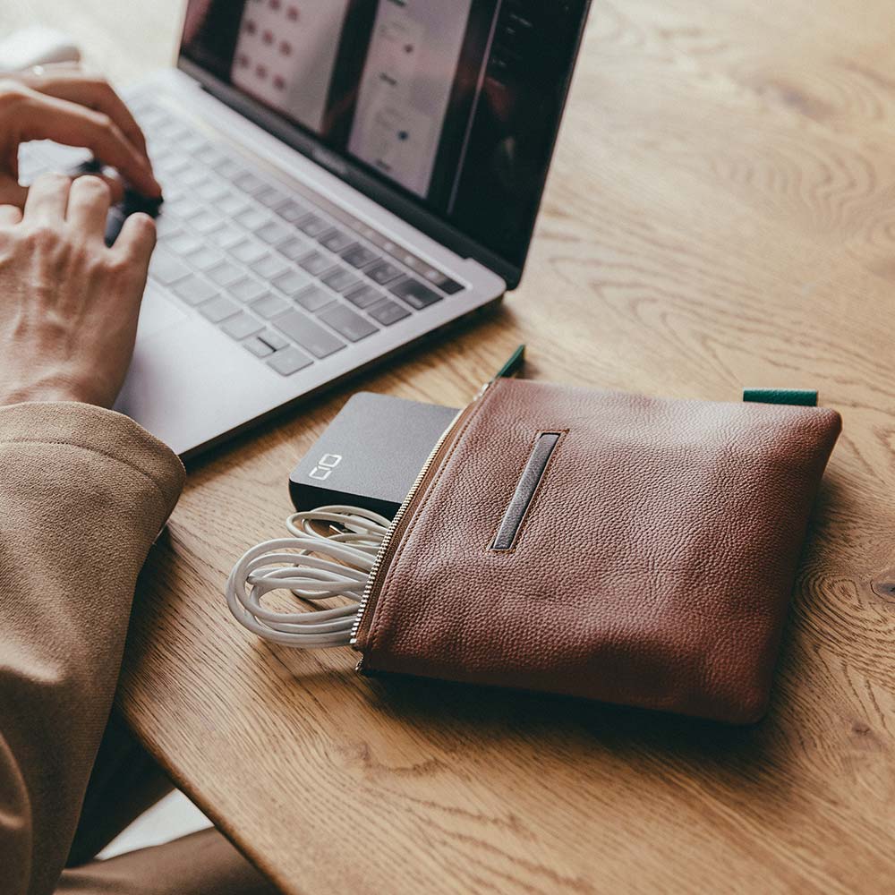 フラットレザーポーチＭ - 電源ケーブルやモバイルバッテリー、マウスなどガジェットポーチとしても役立つ大きさです。