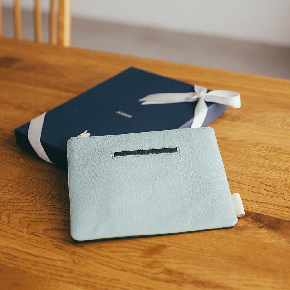 フラットレザーポーチＭ - ギフトオプションをご選択頂くと、シックなネイビーのボックスにお入れしてお届けします。