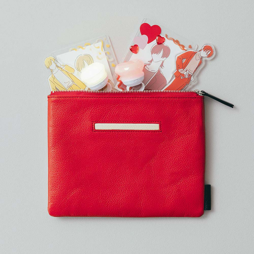 フラットレザーポーチＭ - リングライトやアクリルスタンドなど推し活グッズのポーチとしても重宝します。推しカラーでカスタマイズするのもおすすめです。