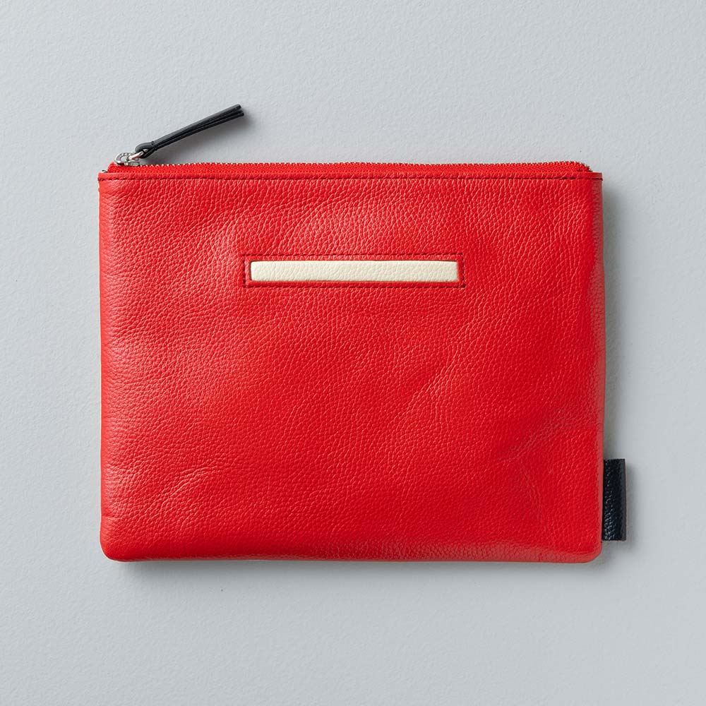 フラットレザーポーチＭ - 使用カラー：パッションチェリー・ピュアブラック・アイボリーホワイト