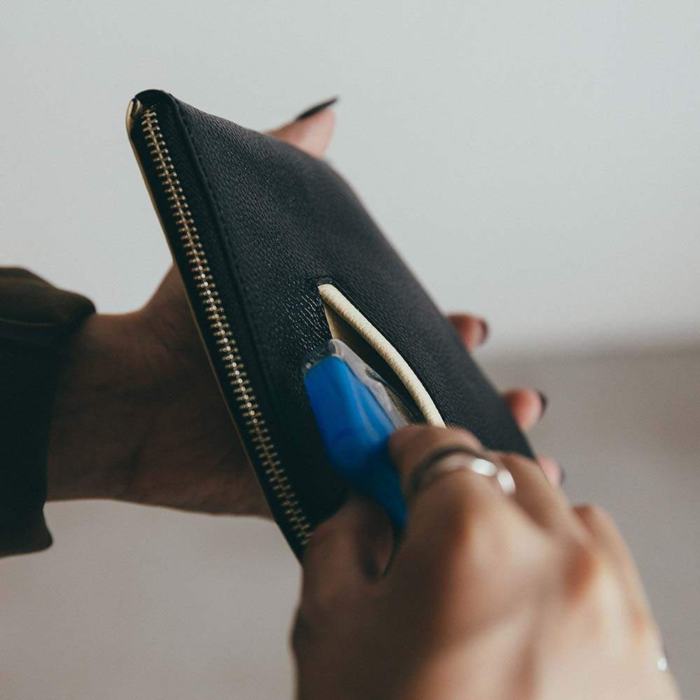 フラットレザーポーチＭ - 外側のアイコンポケットは横8cm × 深さ7.7cmです。目薬や薬などをいれるのにちょうど良い大きさです。