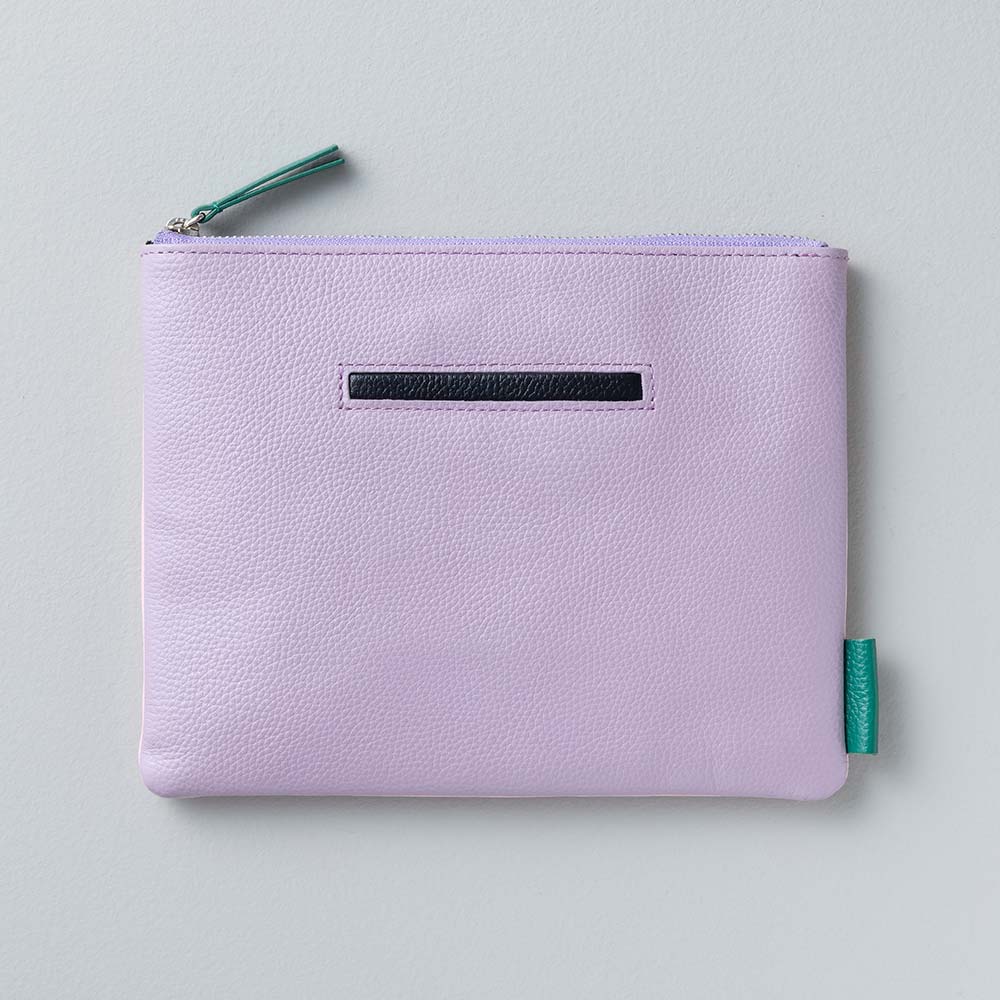 フラットレザーポーチＭ - 使用カラー：アジサイドロップ・ピュアブラック・ヒイラギリーフ