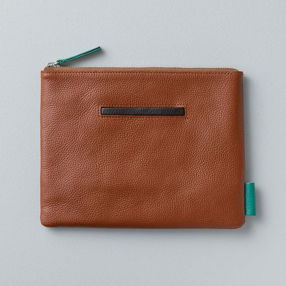フラットレザーポーチＭ - 使用カラー：マロンブラウン・エスプレッソブラウン・ヒイラギリーフ