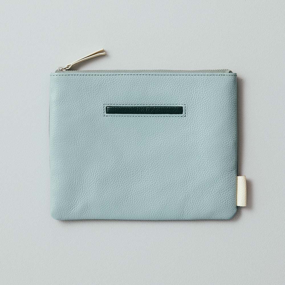フラットレザーポーチＭ - ファスナーは表の革色に合わせています。