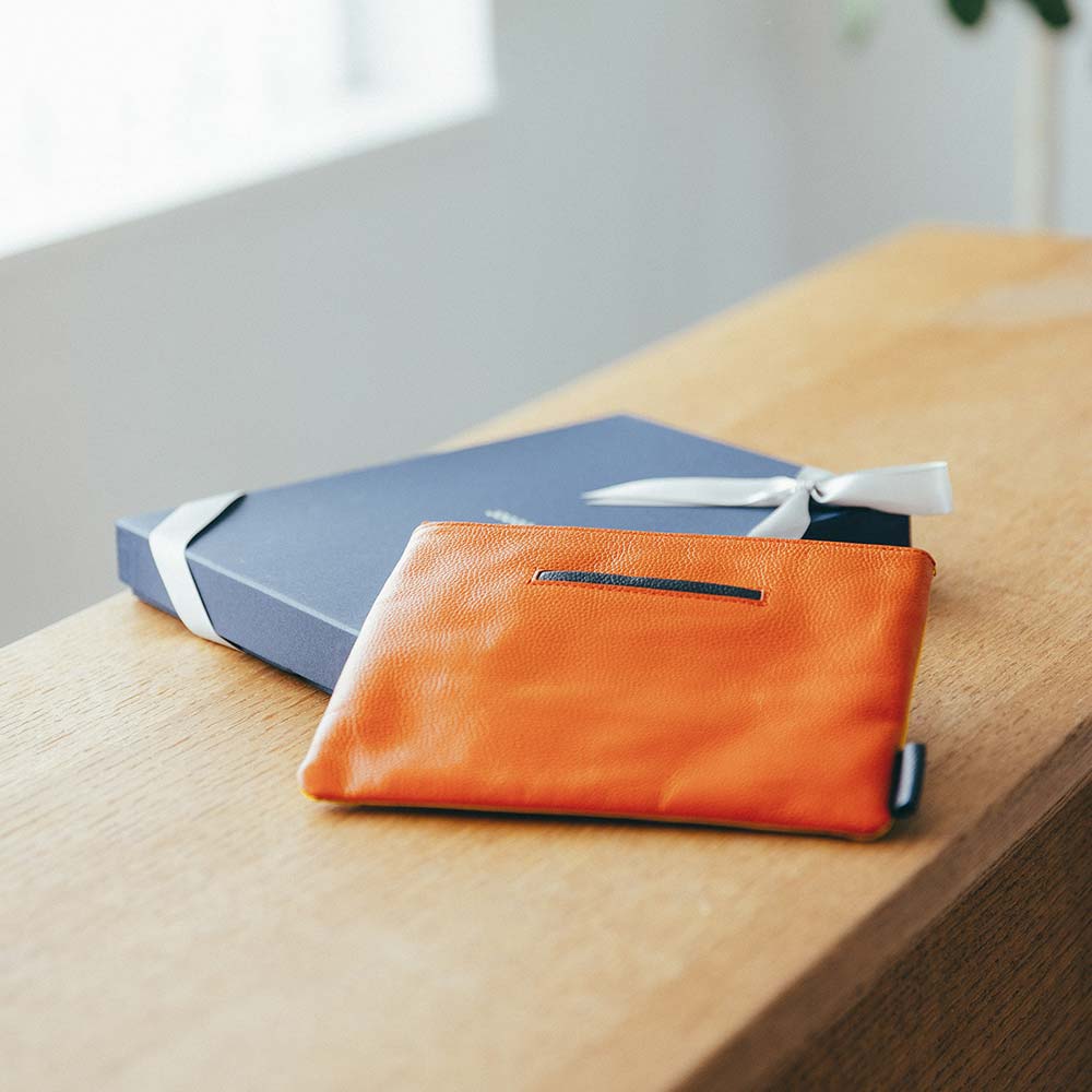 フラットレザーポーチＭ - プチギフトとしてもおすすめです。カスタマイズした世界に一つのプレゼントは喜ばれること間違いなし。