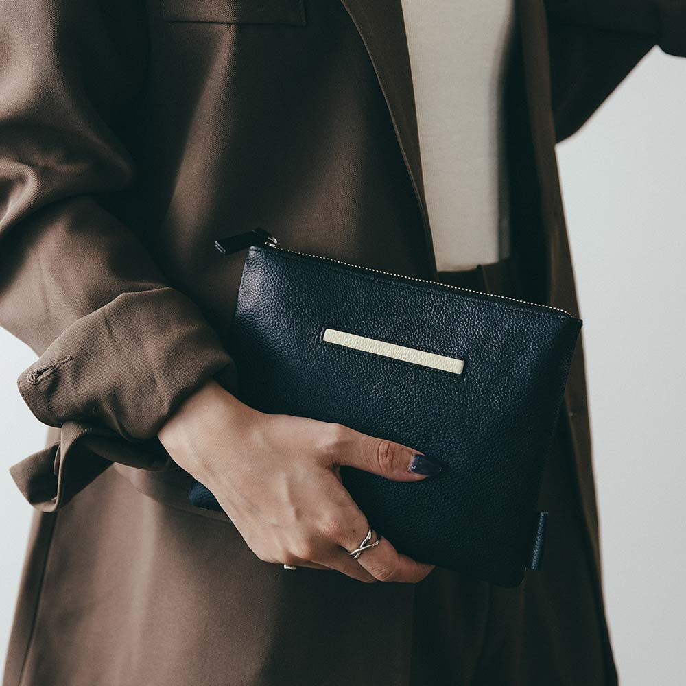 フラットレザーポーチＭ - 上質な柔らかい本革に、上品で繊細なエンボス加工を施しました。型崩れしにくいのも特徴です。