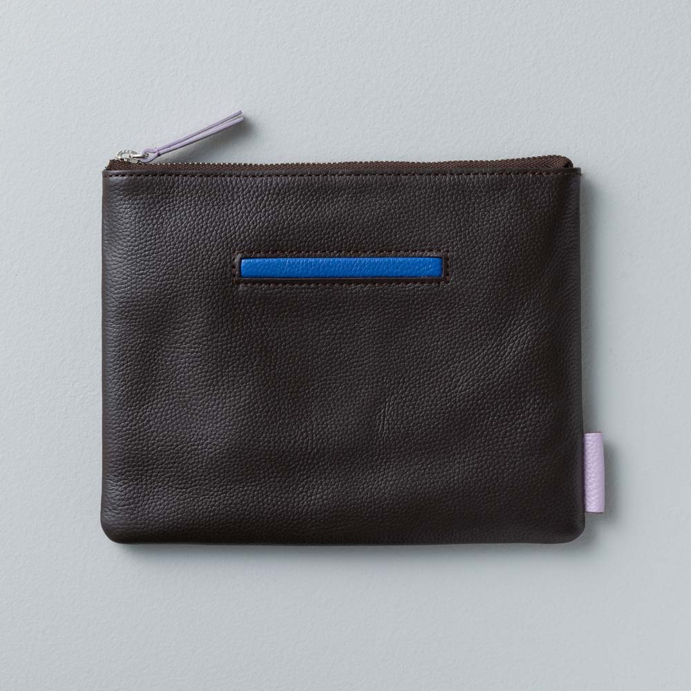 フラットレザーポーチＭ - 使用カラー：エスプレッソブラウン・スカイダイバー・アジサイドロップ