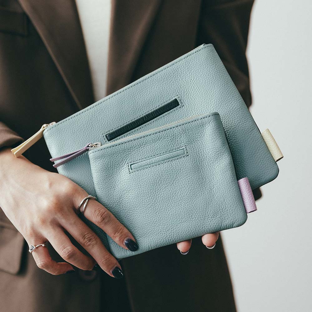 フラットレザーポーチＭ - 同じデザイン・機能でSサイズ(11cm×13.5cm)もあります。Mサイズ(15.5cm×19cm)と色を合わせて持つと統一感が出ます。