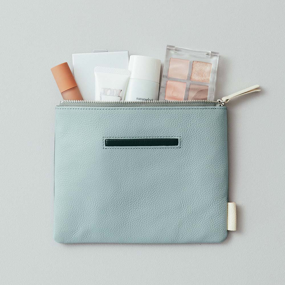 フラットレザーポーチＭ - アイパレット・日焼け止め・グロス・ハンドクリーム・鏡……とメイク道具がしっかりと入ります。