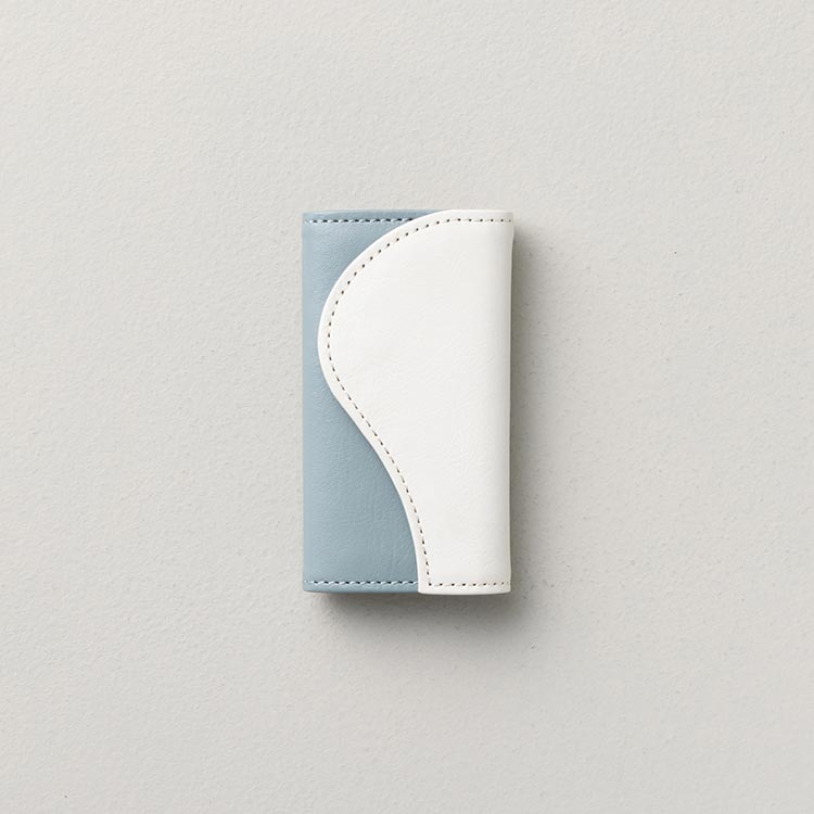 スリムキーケース - 限定カラー「ブルーベルベット」に「ブリリアントスノー」洗練された雰囲気の中にもやわらかさのあるカスタマイズ。