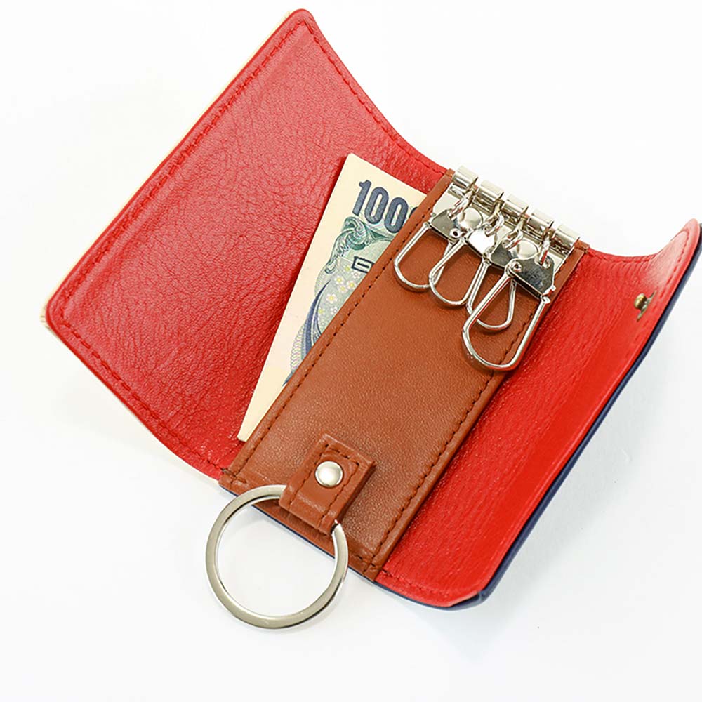 スリムキーケース - 小3つ、大1つの4連キーフック仕様。コンパクトに鍵を収納できます。背面にはスリットがあるのでお札を折って入れることも可能（ICカード等は入りません）。