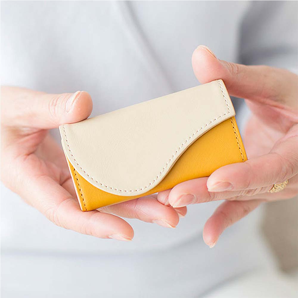 スリムキーケース - シンプルでスリムなフォルムが特徴的なスリムキーケース。高級本革を用いて一つひとつハンドメイドで製作した特別な革小物は、メンズ・レディースを問わずプレゼントやギフトに最適です。