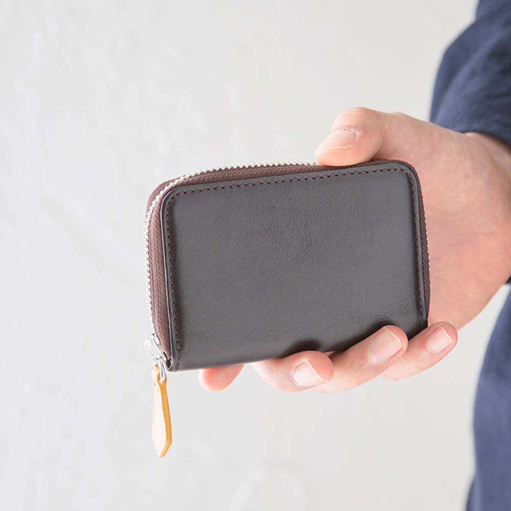 ラウンドキーケース - 上質なレザーを感じられるシンプルな本革キーケース。高級本革を用いて一つひとつハンドメイドで製作した特別な革小物は、メンズ・レディースを問わずプレゼントやギフトに最適です。