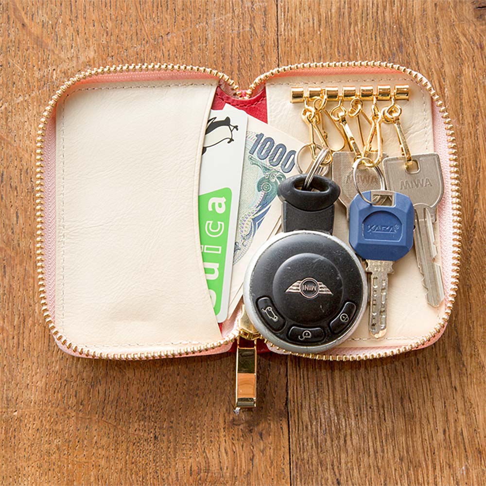 ラウンドキーケース（バイカラー） - 鍵やカードを入れてもラウンドファスナーでしっかりと収納。車のカギやスマートキーを、すっきりとコンパクトに持ち運ぶことができます。