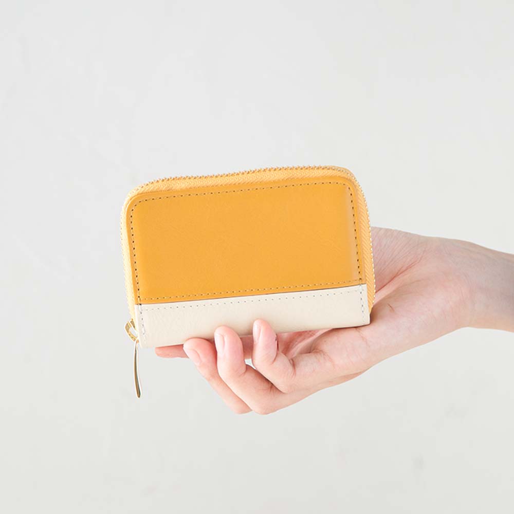 ラウンドキーケース（バイカラー） - 上質なレザーを感じられるシンプルな本革キーケース。高級本革を用いて一つひとつハンドメイドで製作した特別な革小物は、メンズ・レディースを問わず、プレゼントやギフト、お揃いのペアアイテムに最適です。